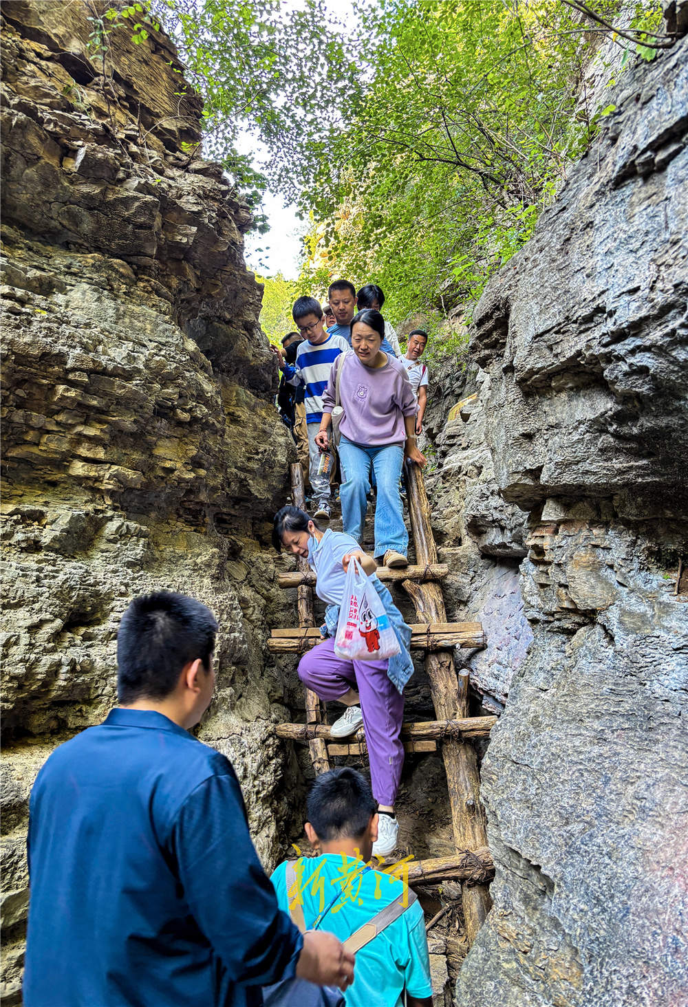 “泉”在济南享金秋｜游客在龙洞风景区“一线天”感受山崖险峻