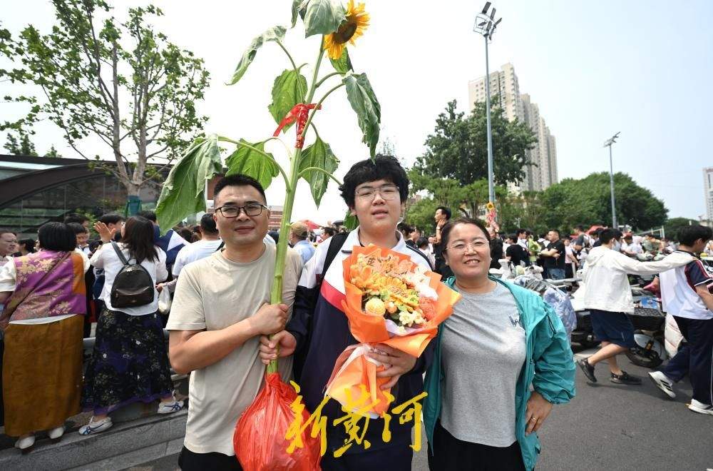 济南2026年中考落下帷幕，考生奔出考场，家长花式迎接