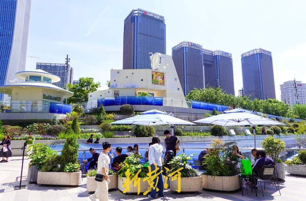五一消费旺季将至 泉城商圈“吹”来海洋度假风