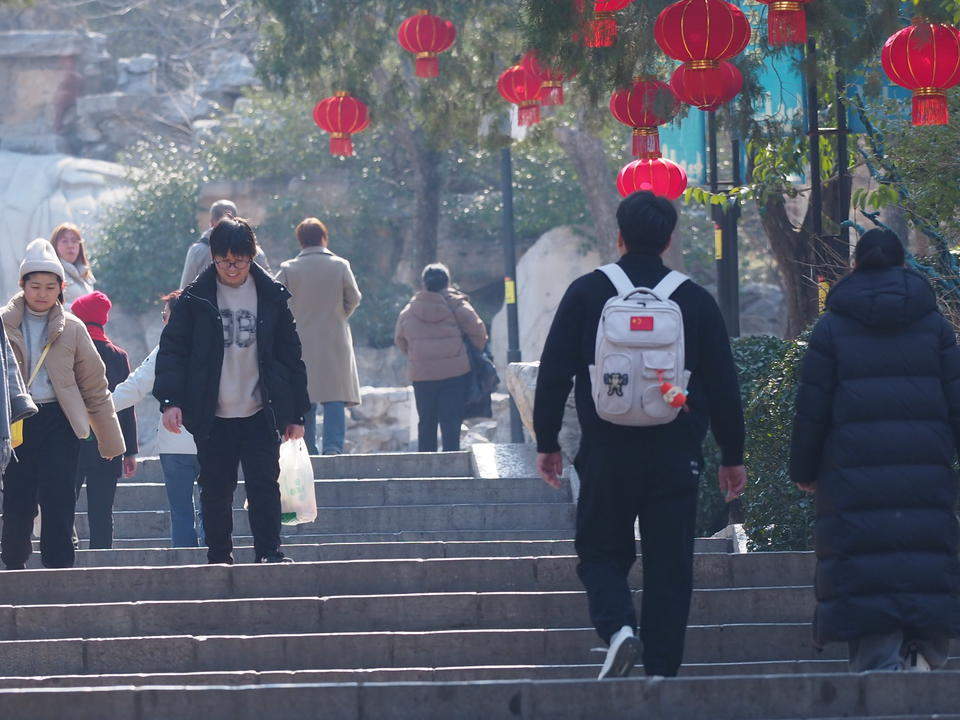 济南春光明媚气温回升，大批市民“轻装”游园