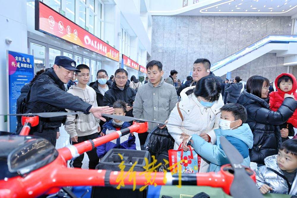 反恐装备展走进省科技馆 家长萌娃沉浸式体验警用装备