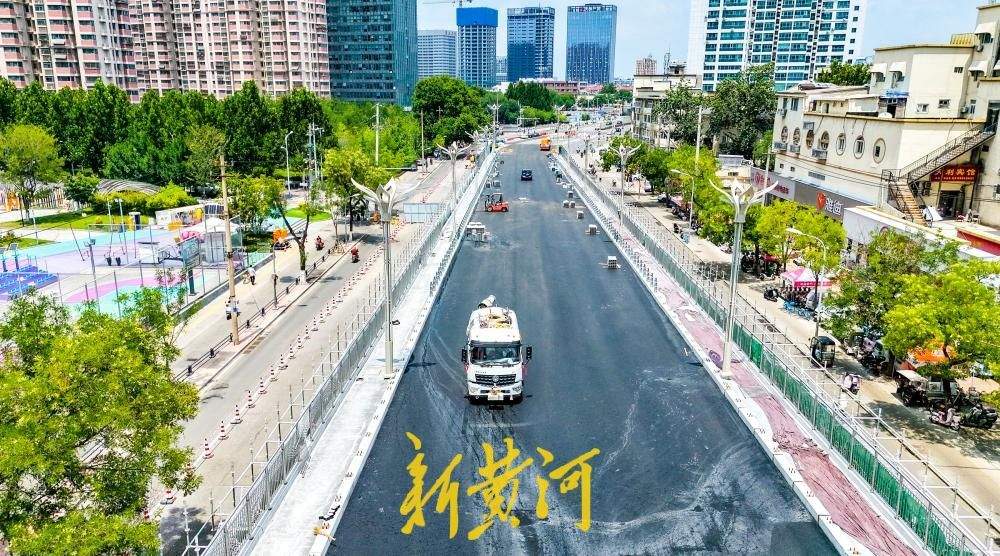 济南纬二路跨铁路天桥 桥面换装铺设新沥青
