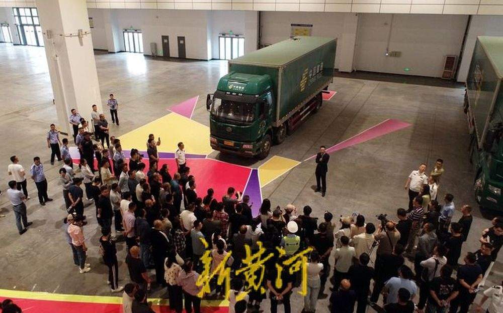 大货车盲区与内轮差成“隐形杀手” 济南这场沉浸式体验为市民敲响警钟