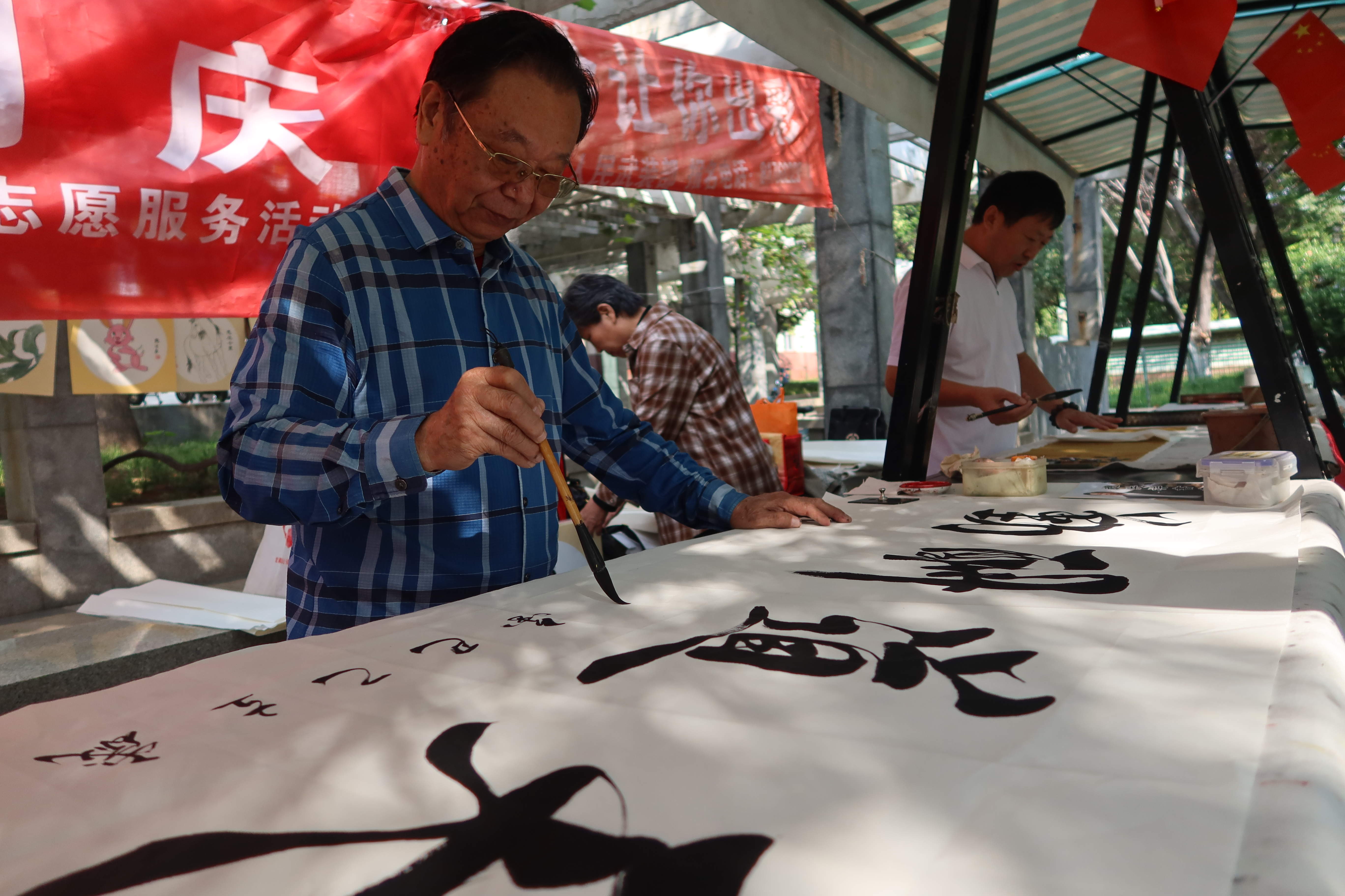 融媒·画像丨一件红马甲，赓续米奶奶的“薪火”——长大后，我就成了“你”