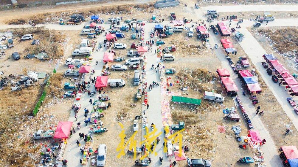 济南王府大集迎客流高峰，年货摊位如彩带装点乡村