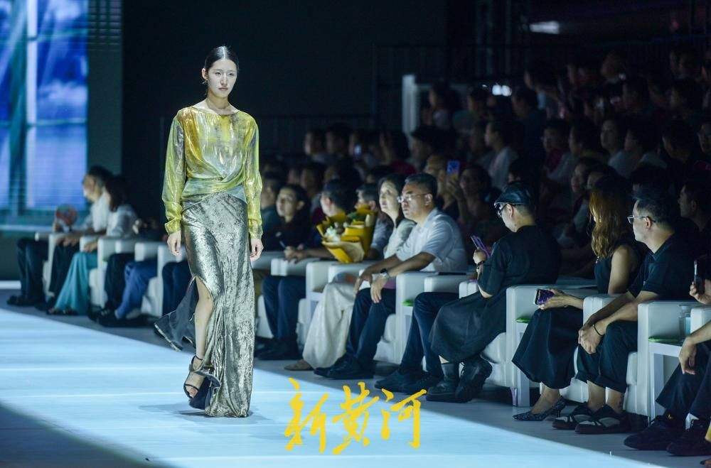 泉城霓裳，正装风华——2026济南时装周正装女装秀精彩上演