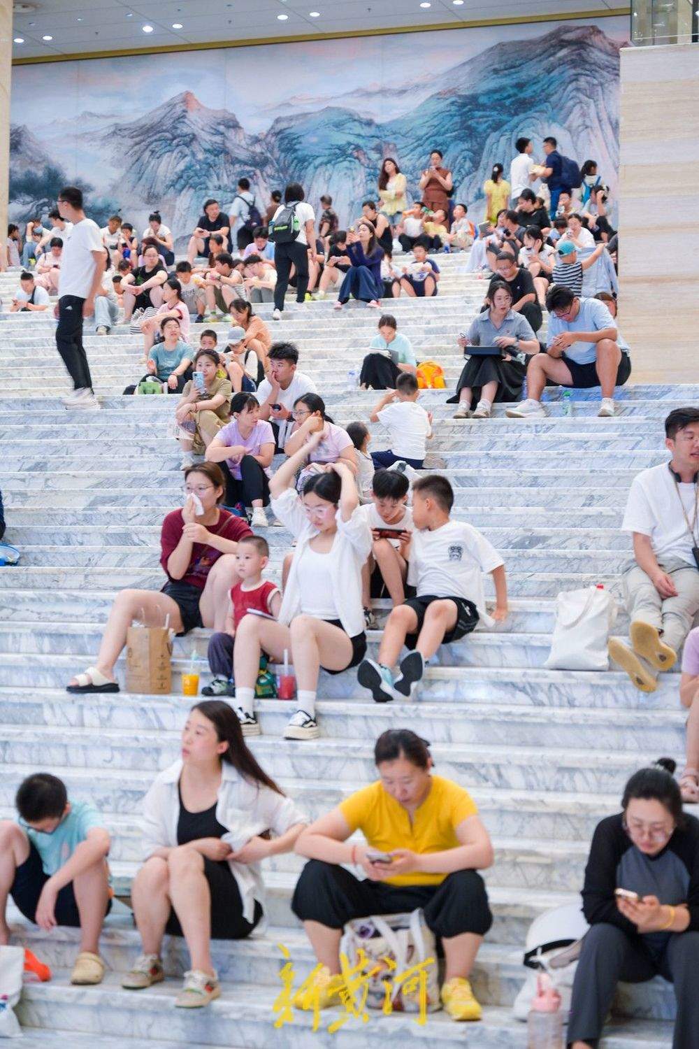 博物馆避暑火了，市民游客在台阶席地而坐纳凉