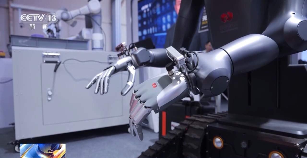 机器人上演“指尖芭蕾” 世界机器人大会勾勒未来图景