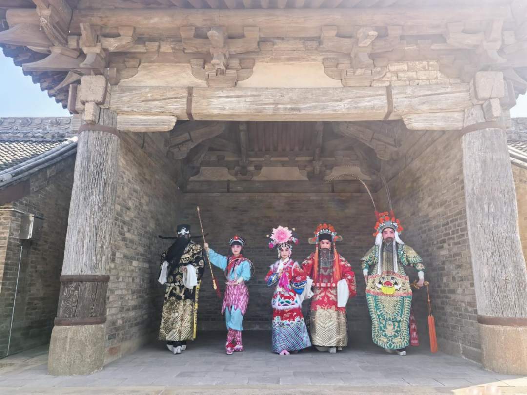 何以中国·屋檐上的文脉｜一方戏台，为何“有戏”近千年