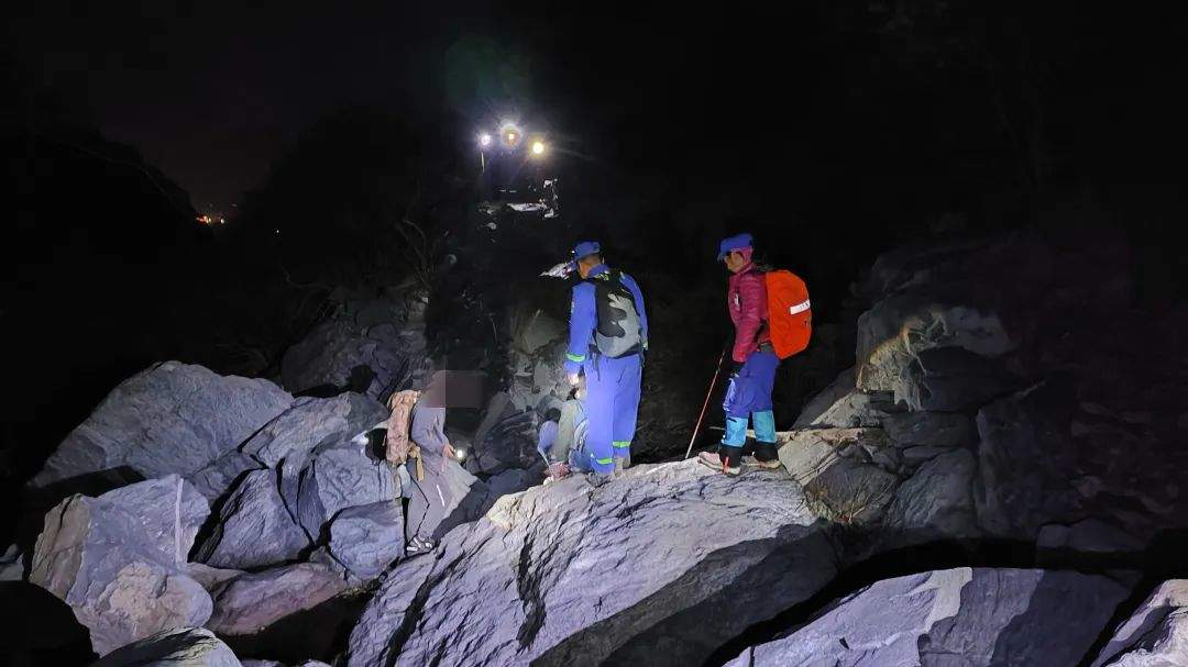 只带一瓶水一包薯片,七旬老人独爬野山被困