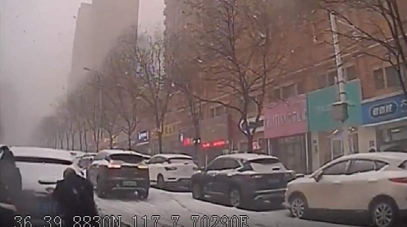 更多公交“推车侠”现身 他们是这座城最温暖的底色