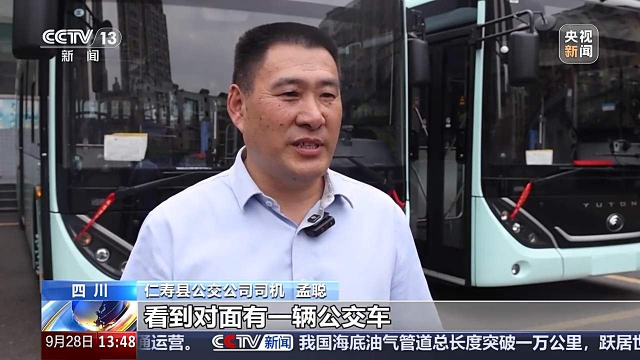 钢筋突然击碎玻璃 公交司机“盲驾”保全乘客