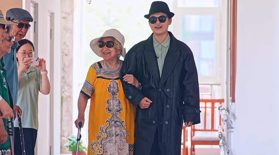 融媒·先锋｜“00后”护理员和她的“银发天团”——在暮年里播种春天