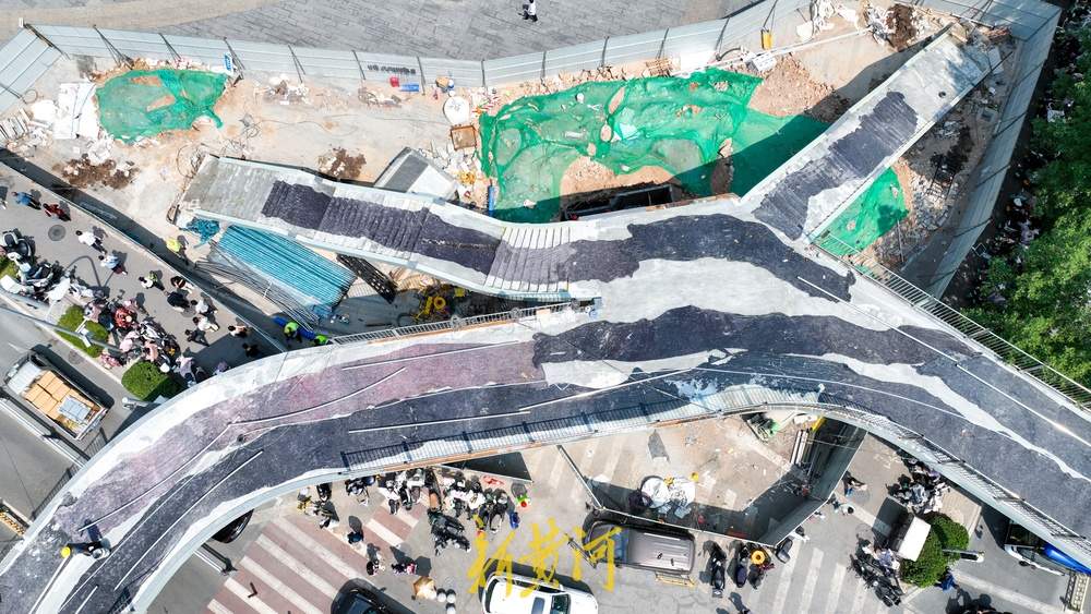 齐鲁医院旁新建U形过街天桥6个上下桥口“现身”