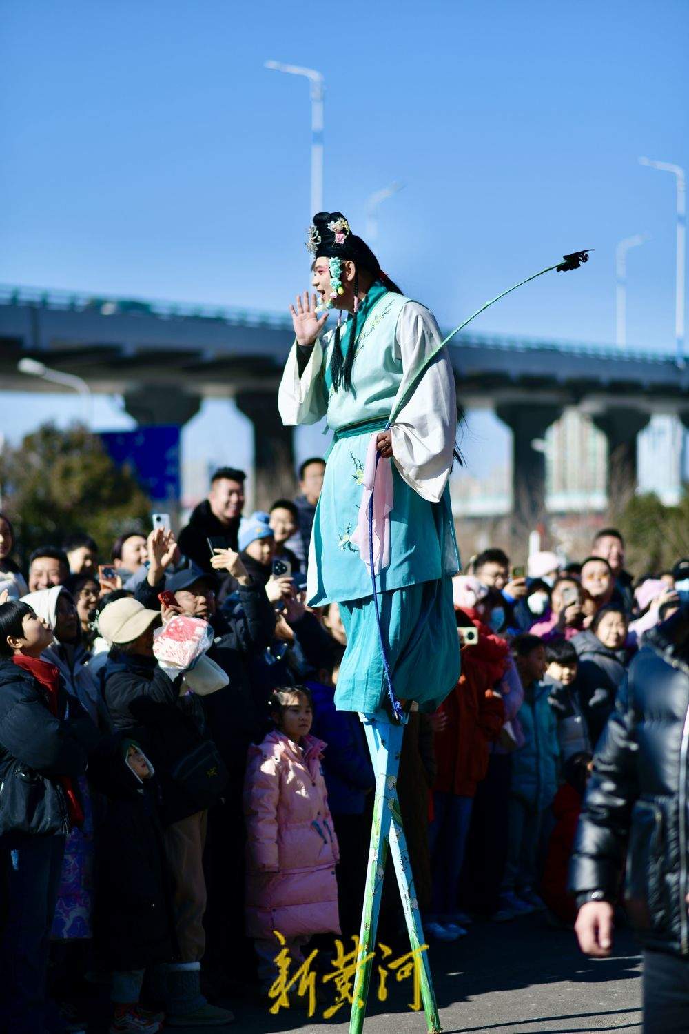 “泉”在济南过大年｜春节高跷表演火热 市民开启追星模式 