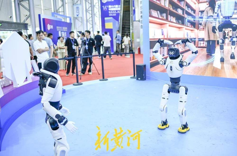 济南：具身智能会客厅亮相数博会，机器人成“文化共创伙伴”