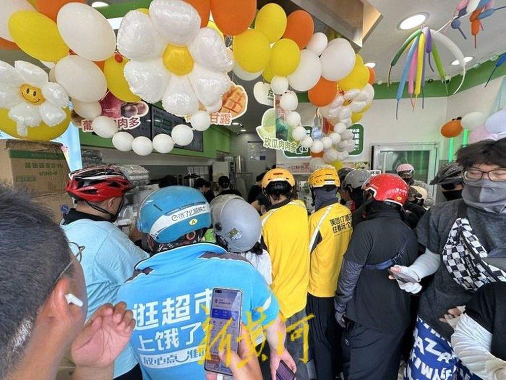 爆单，排队1小时起步！“秋天的第一杯奶茶”你等了多久