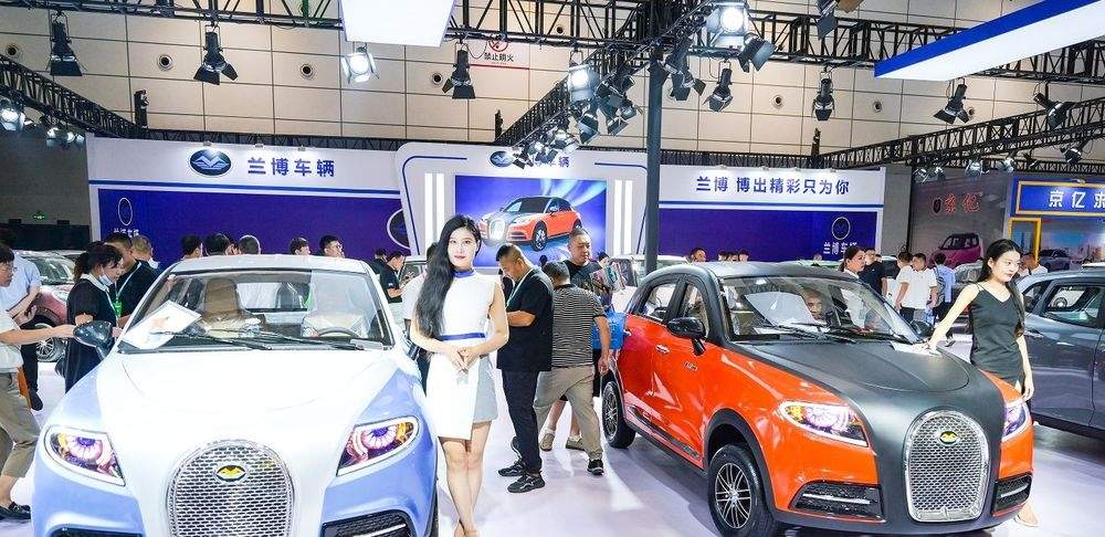 马路上“绿牌”车多起来：济南上半年挂牌新能源汽车4.4万辆，同比增长40.48%