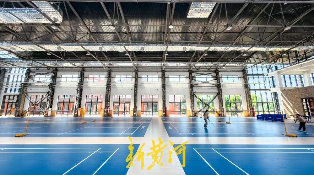 济钢老厂房变身运动新空间 羽毛球匹克球场地对外开放