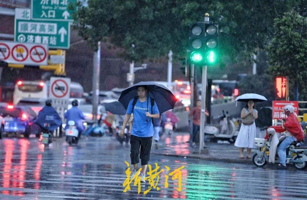 骤雨突袭：晚高峰济南北园高架路下现归家人潮