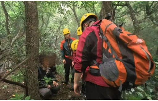 老人迷信“山中听到有人呼喊名字不能应答”，与救援人员反向行走；被困深山超30小时
