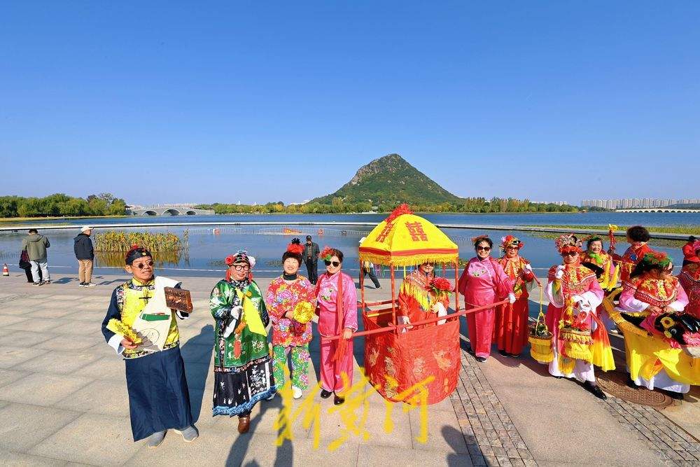 千余名老人舞起空竹龙，庆祝自己的节日