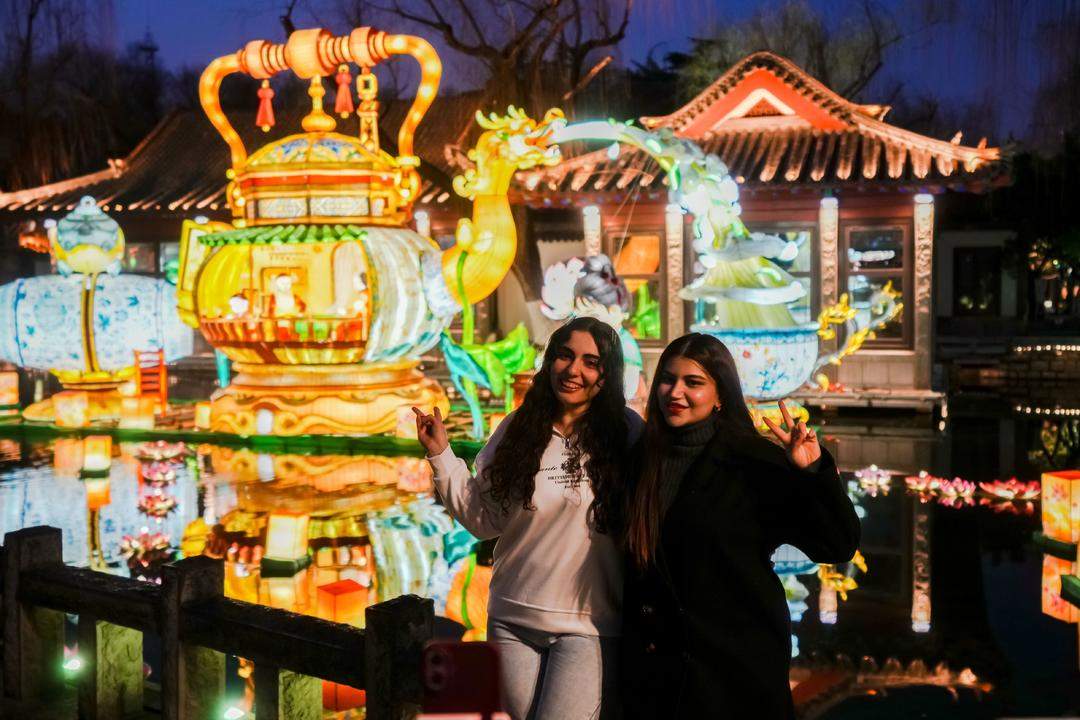 新春走基层丨在泉水畔花灯光影中，等待“大考”的人