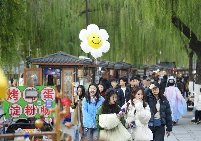 “围炉煮茶”成冬日泉城老街新名片