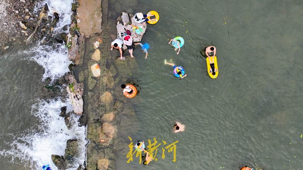 降雨为河道水库补源，山泉戏水成济南老师儿的避暑法宝