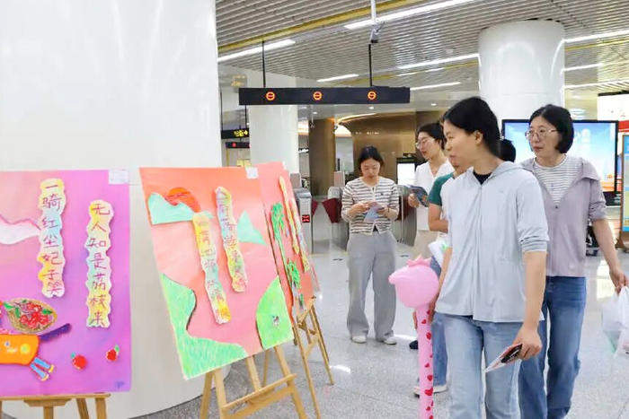 济南100座地铁站化身为“流动的儿童艺术馆”