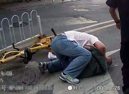 路人全是托！假“大师”街头行骗 民警飞身一扑端掉团伙