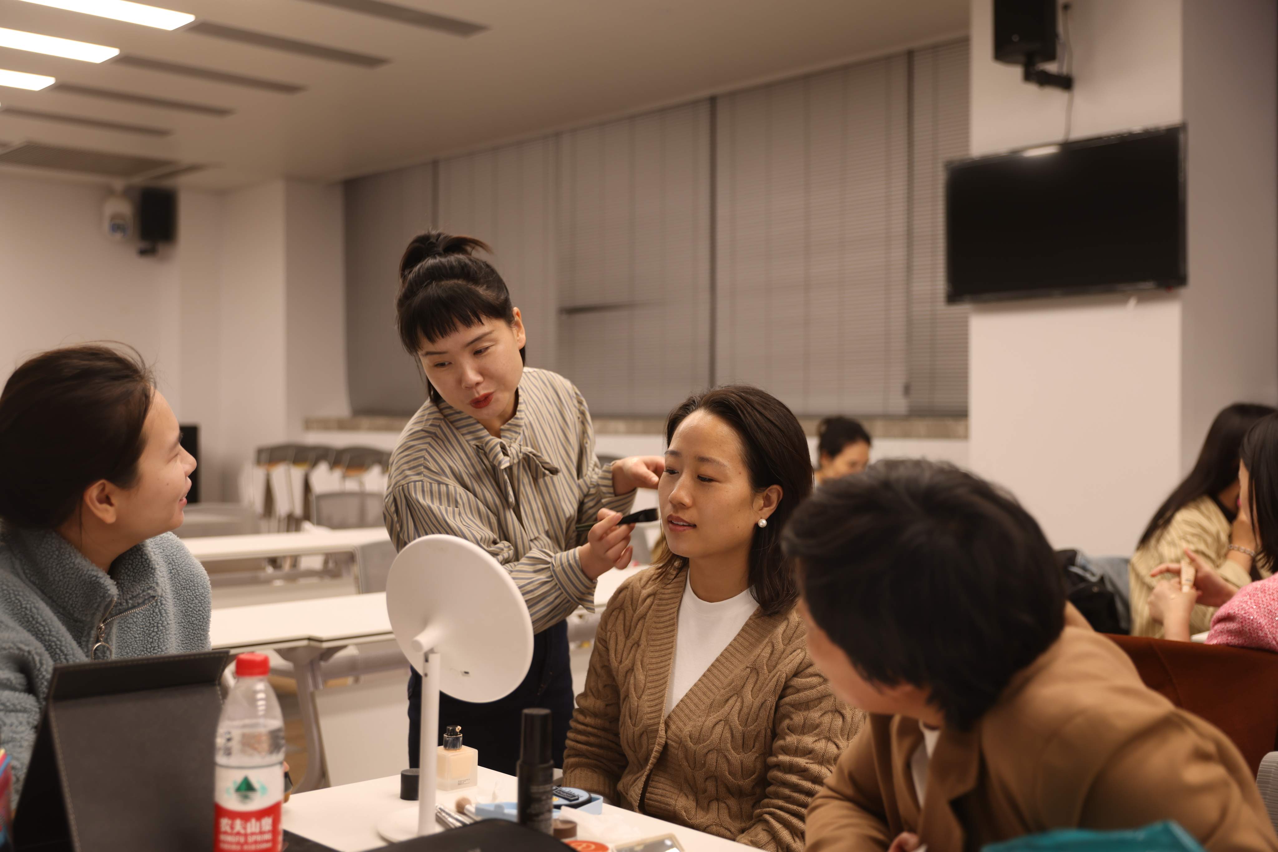 白天上班，晚上学艺！夜校为何在年轻人里火出圈？