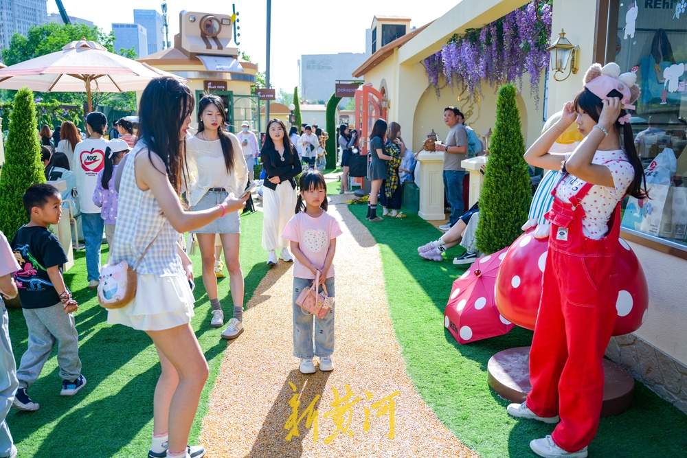 济南经十路旁现沉浸式潮流街区，文艺氛围吸引众多年轻人打卡