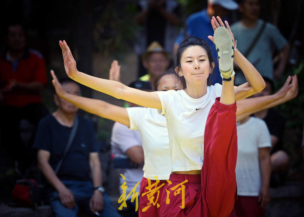 一“跤”高下，济南英雄山下再现摔跤名场面