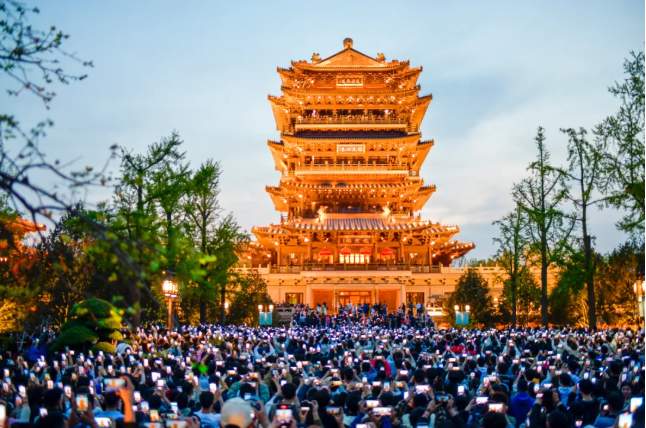 霓虹下的泉城烟火