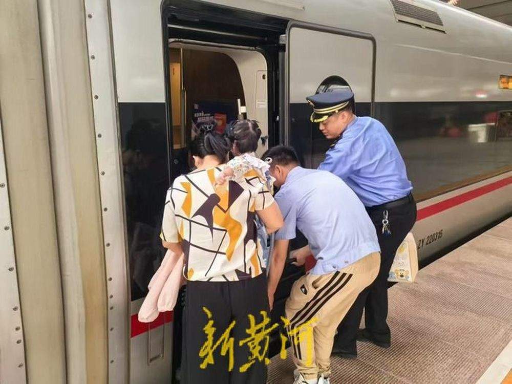 铁轨上的温度！紧急转运吸氧婴儿，济南东站上演生命接力