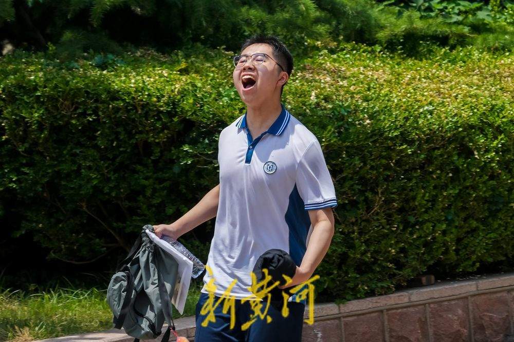 奔跑向未来！考生挥别高考考场