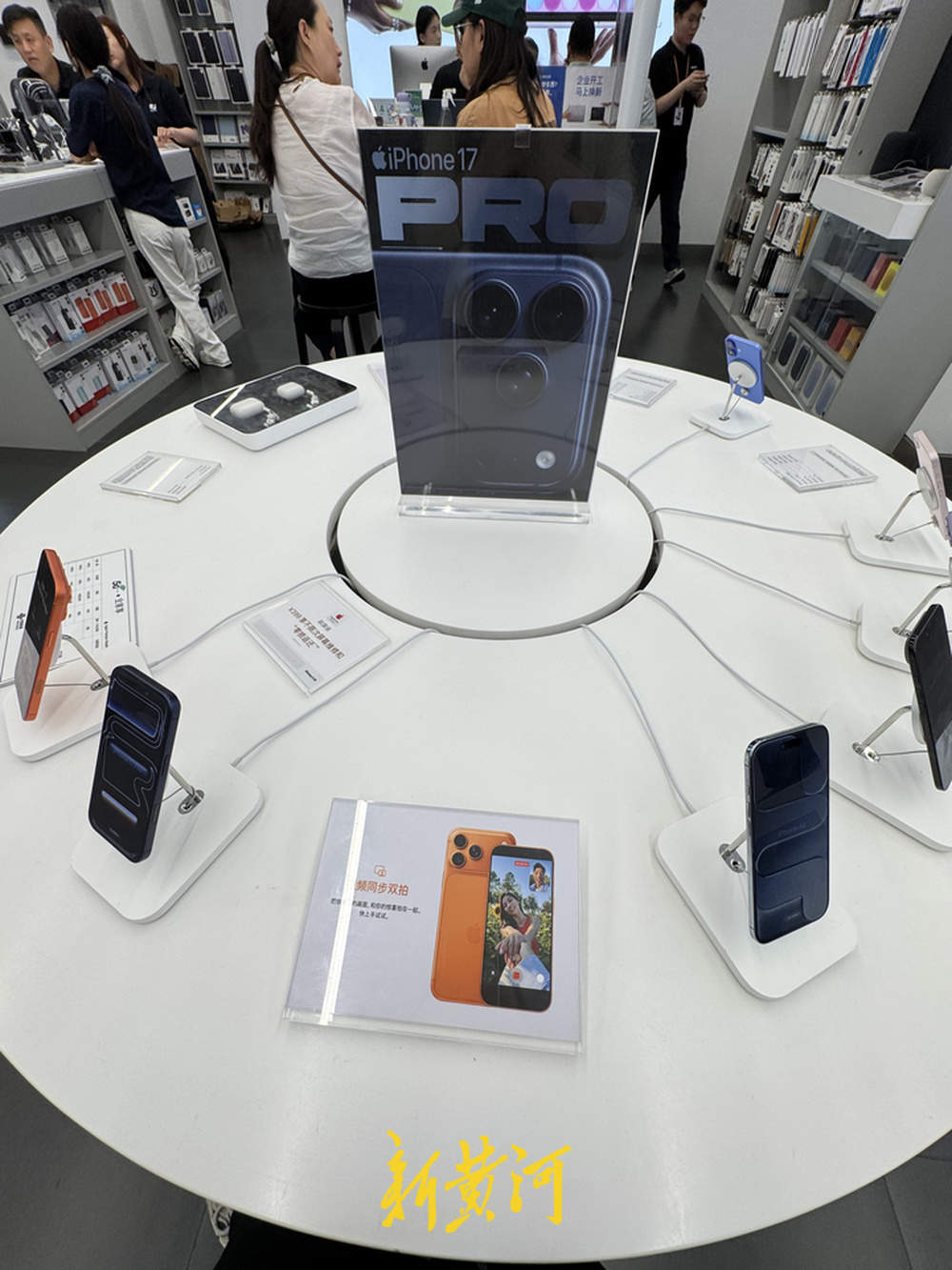 多品牌手机官宣降价，记者走访线下门店：iPhone 17 Pro线下优惠500元