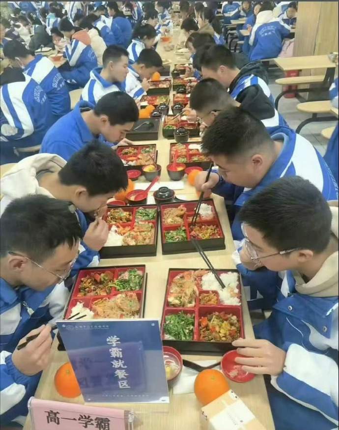 校方通报食堂设置“学霸就餐区”：系对优秀进步学生的奖励，现已整改取消