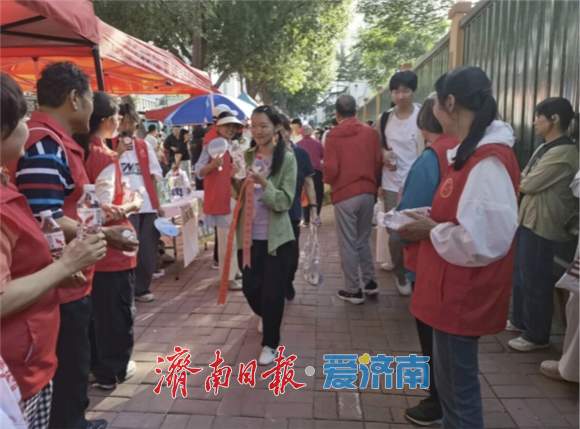 暖心护考 志愿同行 泉城义工倾情护航2026年高考