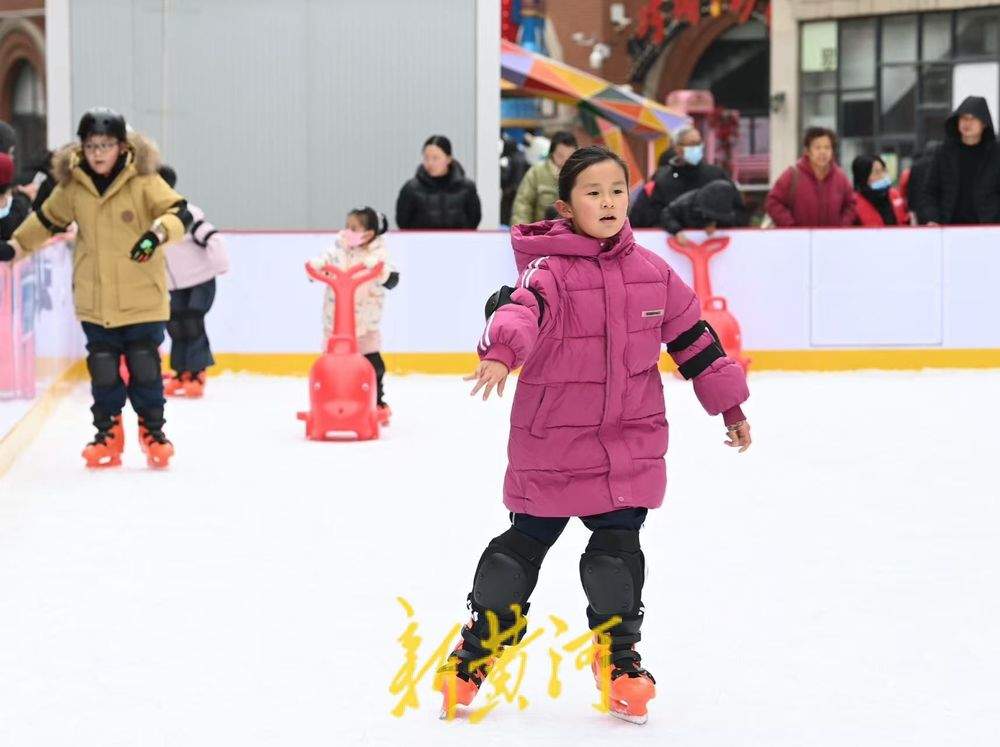 泉城冬季冰雪经济升温，孩子们家门口感受滑冰乐趣