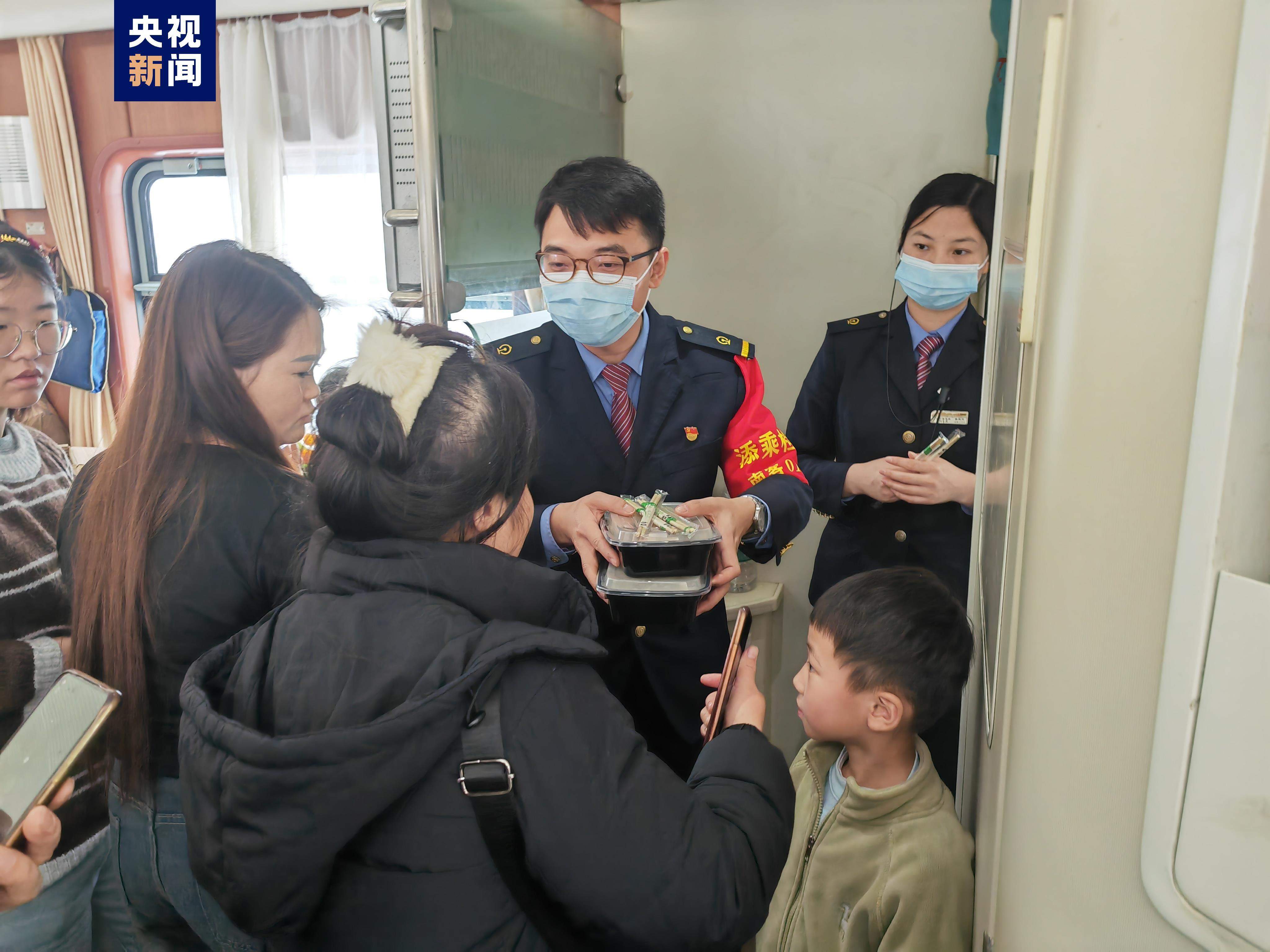 “我来帮忙!”风雪中列车上的临时“搬运链”好暖
