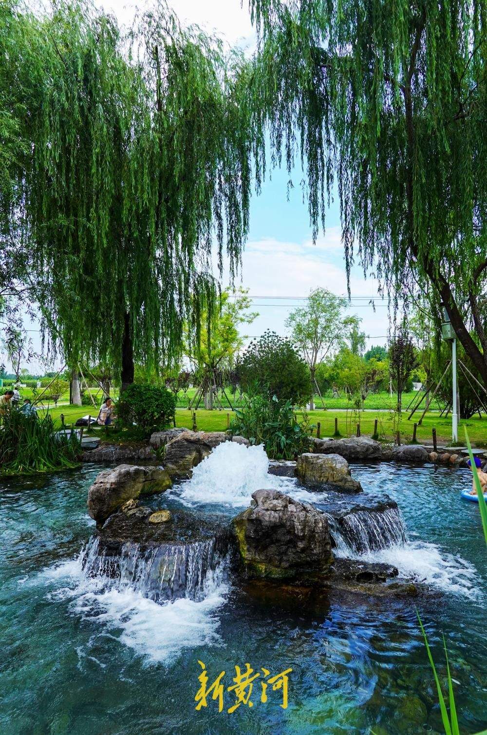 持续降雨补给充沛 济南白泉现“涌泉成瀑”盛景