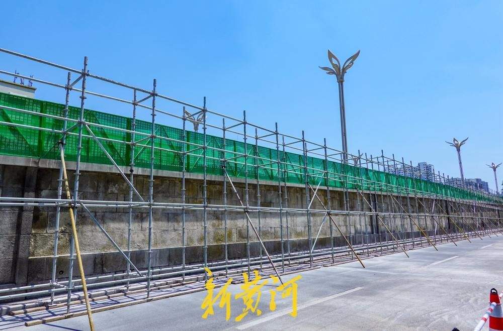 济南纬二路跨铁路天桥原路面清除 护栏分段拆除更换