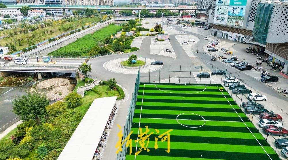 盘活停车场空间，济南一商场门前建起体育公园