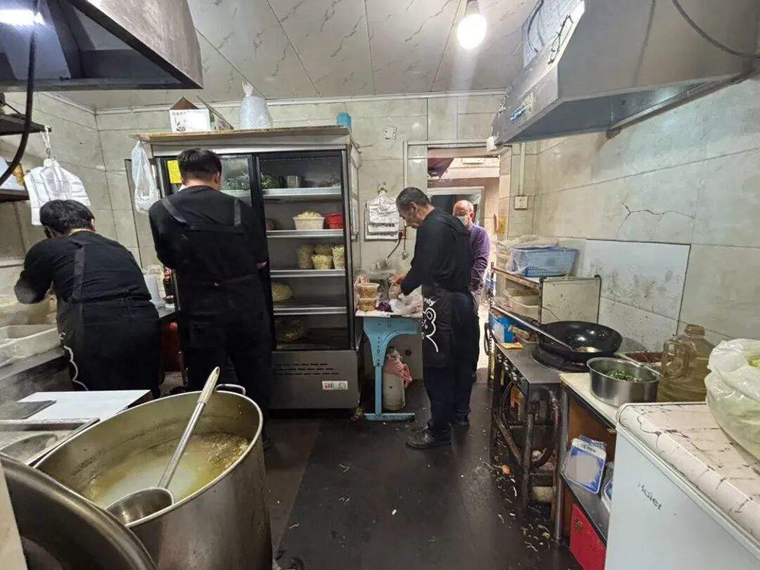 郑州“炒八掺”师傅体力不支请人帮炒，顾客凌晨四点半蹲守，有老人取号后200元转卖