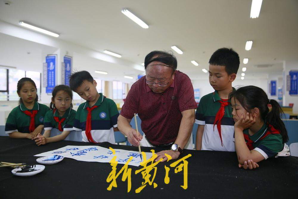 把“丹青梦”种进孩子心里 七旬退休教师义务教书法