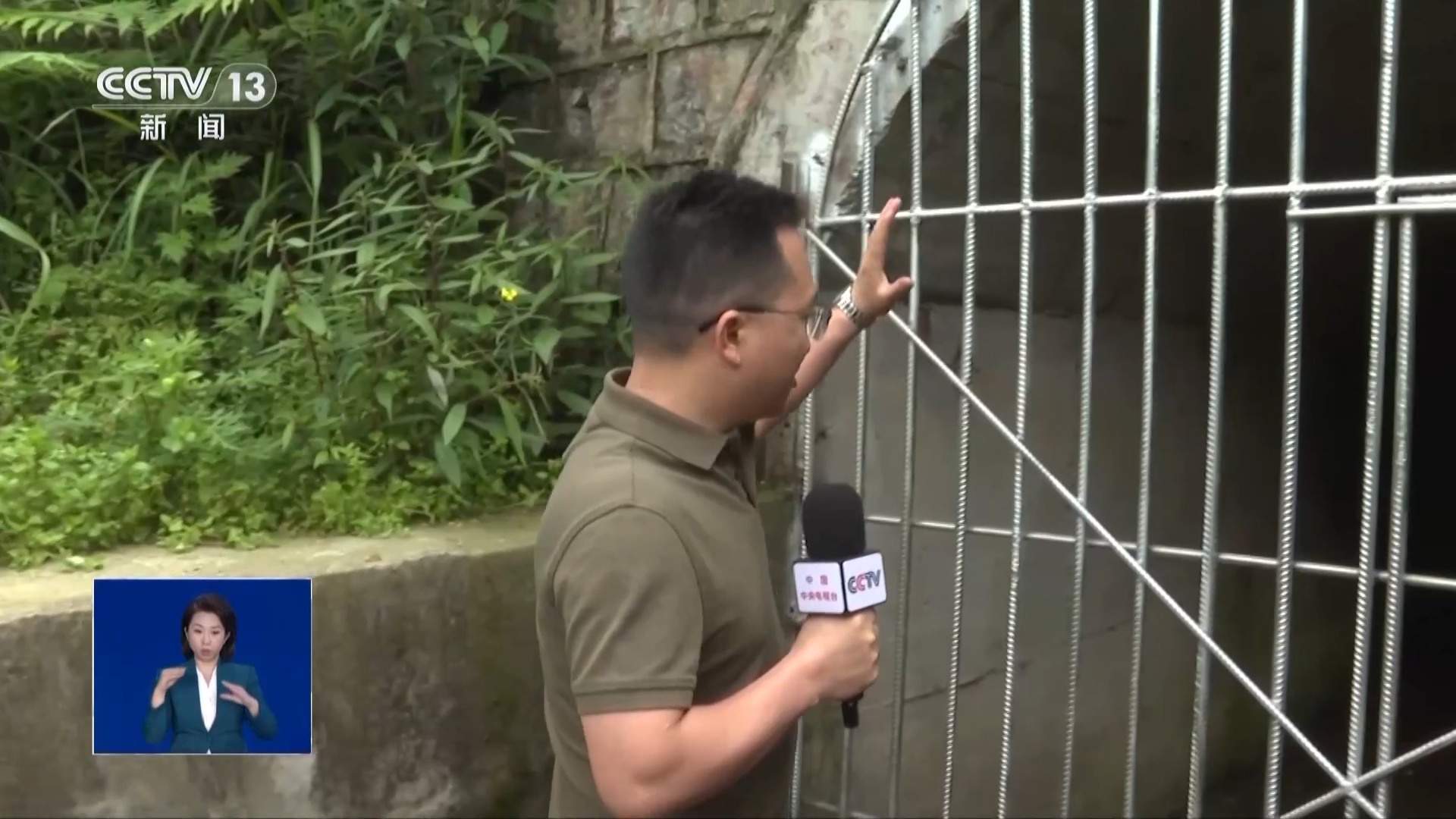女子赤脚入溶洞“晶花池”引争议 岩溶洞穴该如何保护？