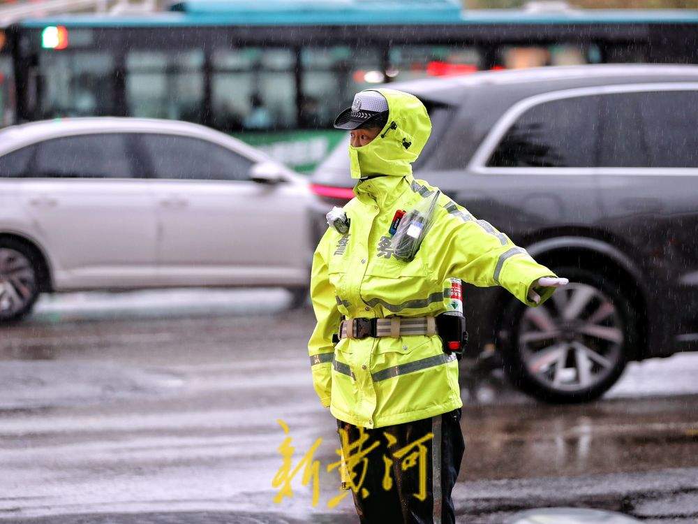 一场秋雨一场凉，交警雨中执勤忙