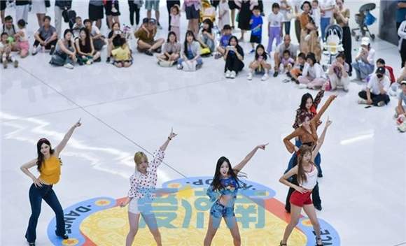 随机舞蹈酷炫来袭 青春之美展现活力之城